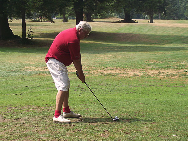 golfer lining up swing